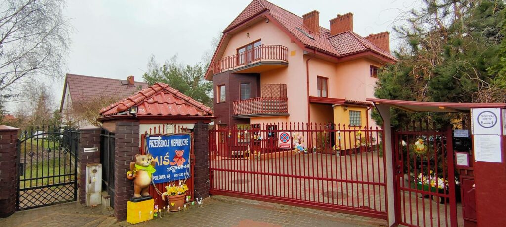 NIEPUBLICZNE PRZEDSZKOLE „MIŚ”
 Przedszkole Warszawa Tarchomin ul:Topolowa 6A tel: 22-676-88-44 ; 602-333-814 

